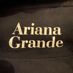 Ariana grande hoodie från h&m. ”7 rings”