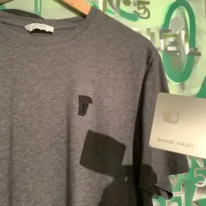 Använd fåtal gånger! Skick 9/10  Versace T-shirt köpt på NK Gbg.  Storlek L  Kan tänka mig bra pris vid snabb affär! 