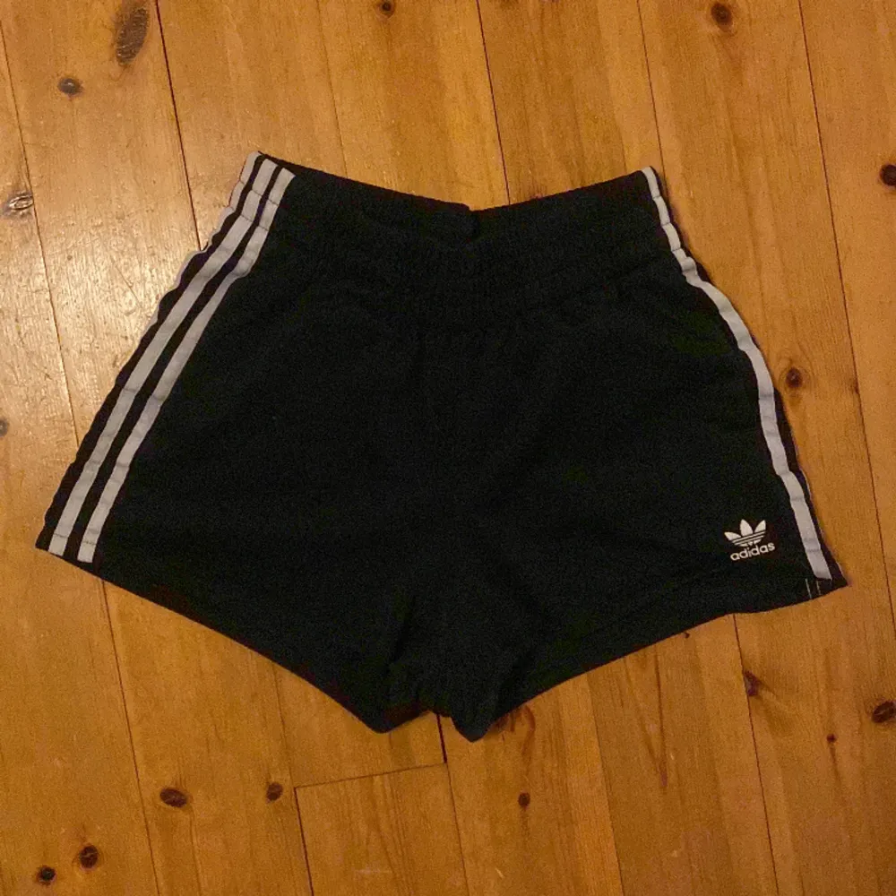 Köpt på Urban outfitters för några år sen, ger blokecore vibes. Shorts.