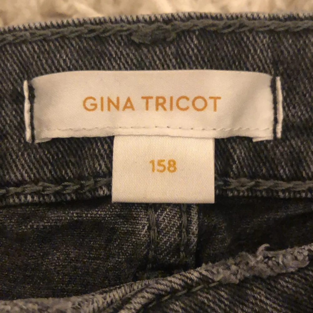 Säljer nu mina supersnygga svarta jeans från Young Gina då dom blivit försmå💗Dom är i modell butcut och lågmidjade. De är bara att höra av sig vid frågor eller funderingar💞. Jeans & Byxor.