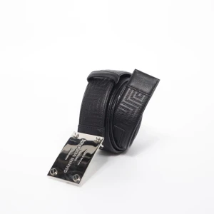 Äkta Versace bälte  - Säljer ett äkta Versace bälte nyss köpt, storlek 105. Det är äkhetskontrollerat och har serienummer. Nyskick, har aldrig använt det, säljer för det är alldeles för stort. Kan skicka fler bilder samt serienummer i DM. Hör av dig vid frågor. 