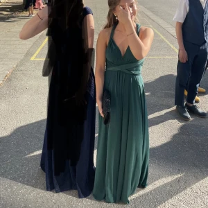 Balklänning - Säljer nu min jättefiina balklänning som användes balen 2023 och har inte kommit till användning sedan dess. Klänningen är uppsydd och passar mig perfekt som är 160cm. Med klackar går klänningen precis ned till marken💕Går att knyta lite hursomhelst:)