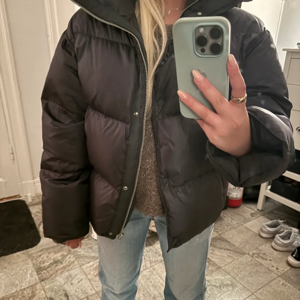 Säljer denna oversized pufferjacka i quiltad kvalitet med hög krage samt dragkedja och tryckknappar fram 🥰 Jag beställde den från H&M för 1499kr. Jag har nästintill aldrig använt jackan så inga defekter förekommer 🙏🏼. Takit.