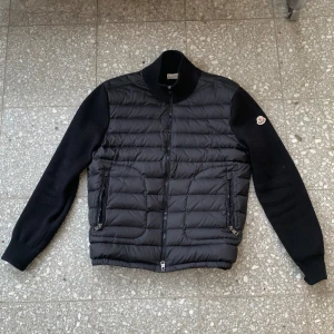 Moncler cardigan  - Jag säljer min moncler cardigan, det finns ett tillhörande kvitto. Hör av er vid frågor. Jag säljer med Instabox.Mvh Von Grish