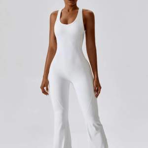 Jättefin vit jumpsuit i flared modell 🤍helt oanvänd och inte ens testad eftersom tanken var att ge bort i present. Säljer en liknande i brun, kolla i profilen! 