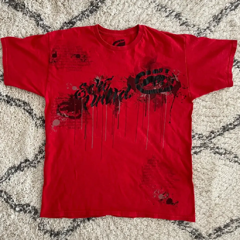 röd overzised ecko t-shirt med snyggt tryck på!🫶🏻. T-shirts.