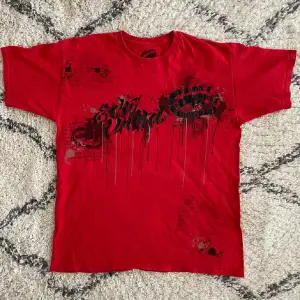 röd overzised ecko t-shirt med snyggt tryck på!🫶🏻