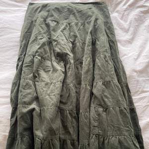 EUR 40. Lång och grön kjol i nyskick. 