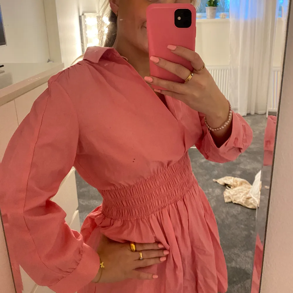 Supersöt rosa skjortklänning med detaljer i midjan från zara! Klänningen är helt perfekt till sommaren med mer seris i färgen än vad som visas på bilderna!. Klänningar.