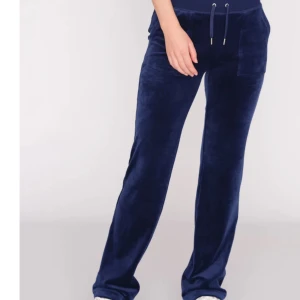 Juicy couture mjukis - Säljer dessa fina mjukis byxor ifrån juicy. Storlek L men har krympt dom i tvätten så de sitter perfekt på mig med storlek s/m (även i längden) är 170cm. Sparsamt använda så i väldigt fint skick. Metallbitarna har lossnat på smörerna endast(se bild)