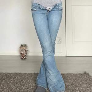Jätte snygga jeans från Wrangler. Perfekt skick ❤️som nya  Midjemåttet: 35  Innerbens längden: 80
