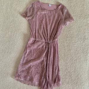 Otroligt söt klänning från Lindex barnavdelning. Passar mig utan problem som är normalt S och 170cm. Utan anmärkningar, använd en gång. Lila/rosa färg.