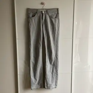 Ljus grå jeans low waist 26/32