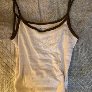 Linne - Fint linne med krämig vit färg och brun rand längst upp. Skriv för mer info/bilder 🤍😽