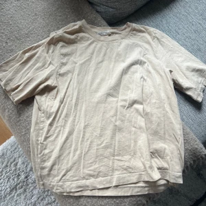 T-Shirt - Beige T-shirt från Gina Tricot.  Storlek M Perfekt som basplagg