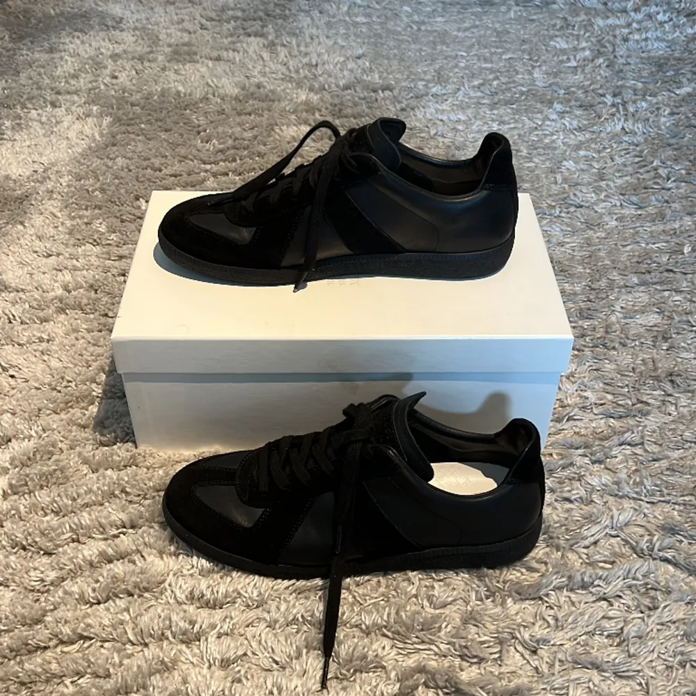 Maison Margiela GAT i stl 42. Black on black i fint skick. Använda ca 10 ggr. Box + travel skydd ingår. Nypris €520 (ca 5800kr). Köpta från Mytheresa. Just denna colourwayen är slutsåld på mytheresa och hittar endast den på Cettire för 5200kr. . Skor.