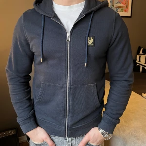 Belstaff full zip hoodie - Erbjuder nu denna riktigt snygga hoodien från Belstaff då den tyvärr blivit för liten. Den är köpt på NK i Göteborg och taggar samt kvitto finns kvar!  I butik kostar den 2300kr Hör av dig vid frågor!