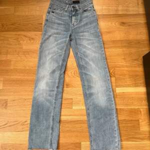 Jättefina ljusa tiger of sweden jeans! De har använts ca 2 gånger? Jättefin skick på de! Uppskattad storlek: XXs-Xs  Midja: 62cm Innerbenslängd: 74cm.  Skriv till mig vid frågor och funderingar. 