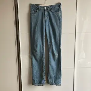 Low straight jeans