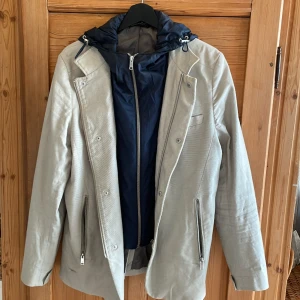 Jacka från Zara - Snygg vårjacka från Zara. Strl M. Hel och ren