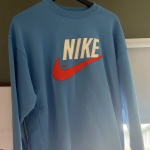 Nike tröja - Ljusblå nike tröja aldrig använd, storlek M och funkar även till L, finns knappt på internet så om ni är intresserade skriv eller buda