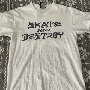 Skate and destroy thrasher t-shirt - Helt ok skick, 