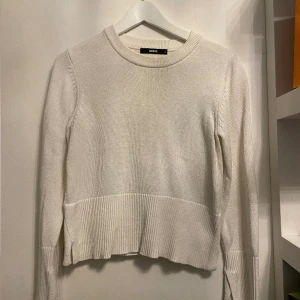 Stickad tröja - säljer denna vita stickade tröjan 🤍