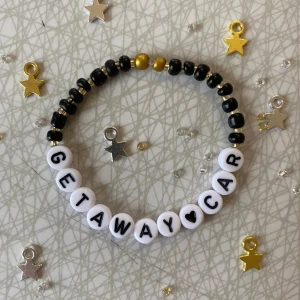 Taylor Swift Friendship Bracelet  - ⭐️ Elastisk tråd, ca 15 cm innerkrets, kan göra nytt efter din storlek ⭐️    ⭐️ PRISKLASS 1: 1x 20 kr,  2x 35 kr, 3x 50 kr⭐️     ⭐️Kan även göra beställningar!⭐️   🖤Drivin’ in a Getaway Car🖤