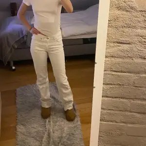 Lågmidjade vita jeans från bikbok 