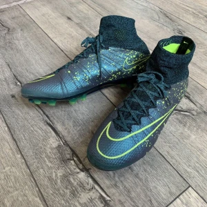 Superfly 4 - Tjo alla! Har ett par Nike superfly 4 liggandes hemma som inte kommer till användning, skicket är som nya!