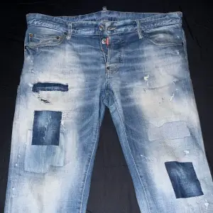 Nu säljer jag dessa snygga jeans med fina mönster! Dsquared gör riktigt fina jeans men denna stilen kanske inte passar mig som jag hade tänkt!🤪Denna jeansen är inte tight utan är rak i storleken till skillnad från andra Dsquared jeans!☺️