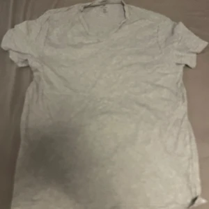 Grå t-shirt - Grå hm tröja i storlek m, använd fåtal gånger. Har inga hål eller fläckar