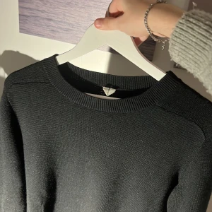 Arket stickad tröja - Svart tröja i ullblandning får arket. Mycket bra skick lite tecken på användning som man kan se vill nacklappen, annars fint skick. Säljs för 300kr. Kontakta mig om du har frågor🤗👍