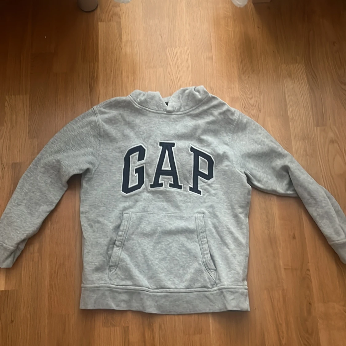 Grå hoodie från GAP med tryck