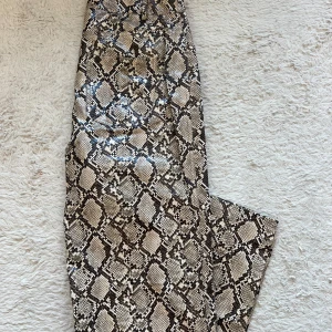 Orm mönstrade byxor - Aldrig använda