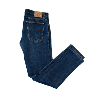 Nudie jeans - Snygga blå neudie jeans i jätte fint skick. Perfekta jeans för hösten med jätte snygg blå färg. Jeansen är storlek 31/34 och modellen heter tube kelly. 