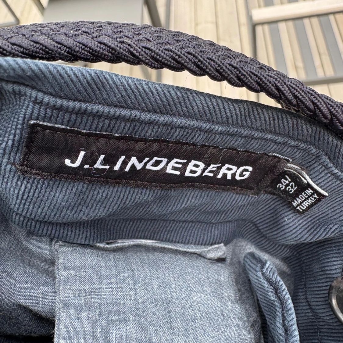 Mörkblå chinos från J.Lindeberg - 1