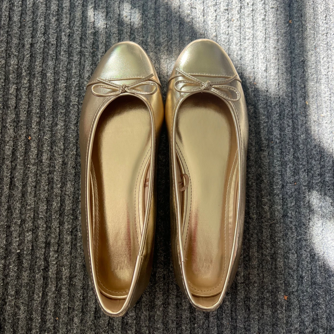 Guldiga ballerinaskor