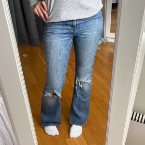 Blå bootcut jeans med slitna knän - Snygga blå jeans med bootcut-modell och slitna detaljer vid knäna. Storlek w25.💓💓