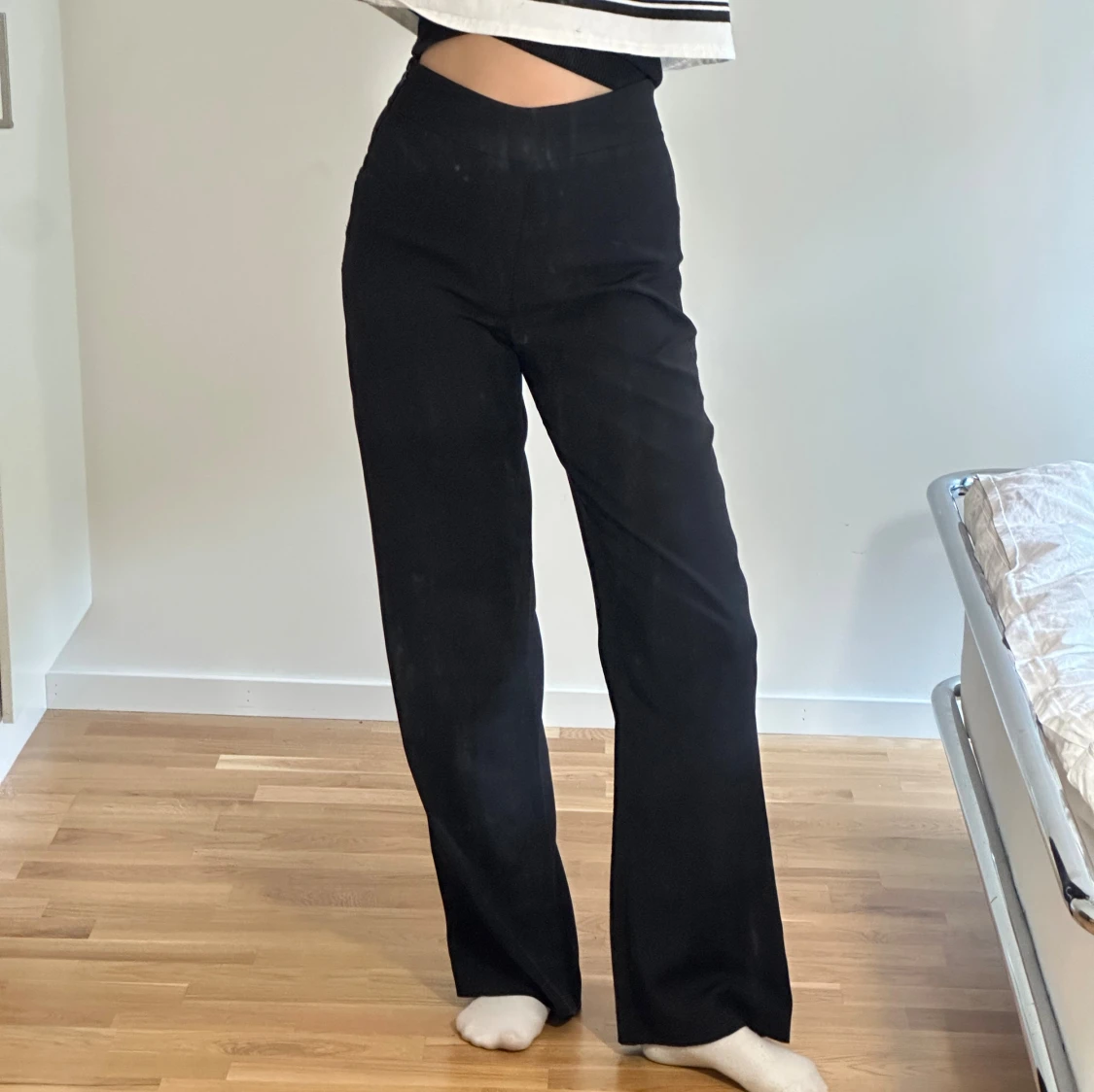 Svarta vida kostymbyxor BikBok S