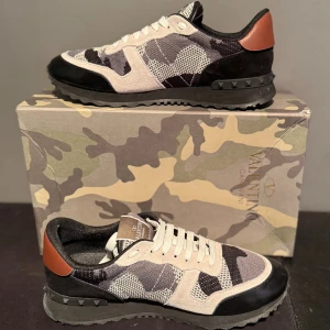 Valentino rockrunner - Säljer dessa feta runners i dunder skick~ stlk 44/43~dustbag samt box medföljes~10/10 skick~vid funderingar är det bara att höra av sig🫡