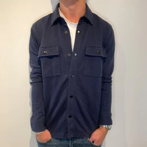 Overshirt - Extremt snygg overshirt | Strl - S | Skick - 10/10 | Nypris - ca 1299kr | Vid minsta lilla fundering är det bara att skriva!