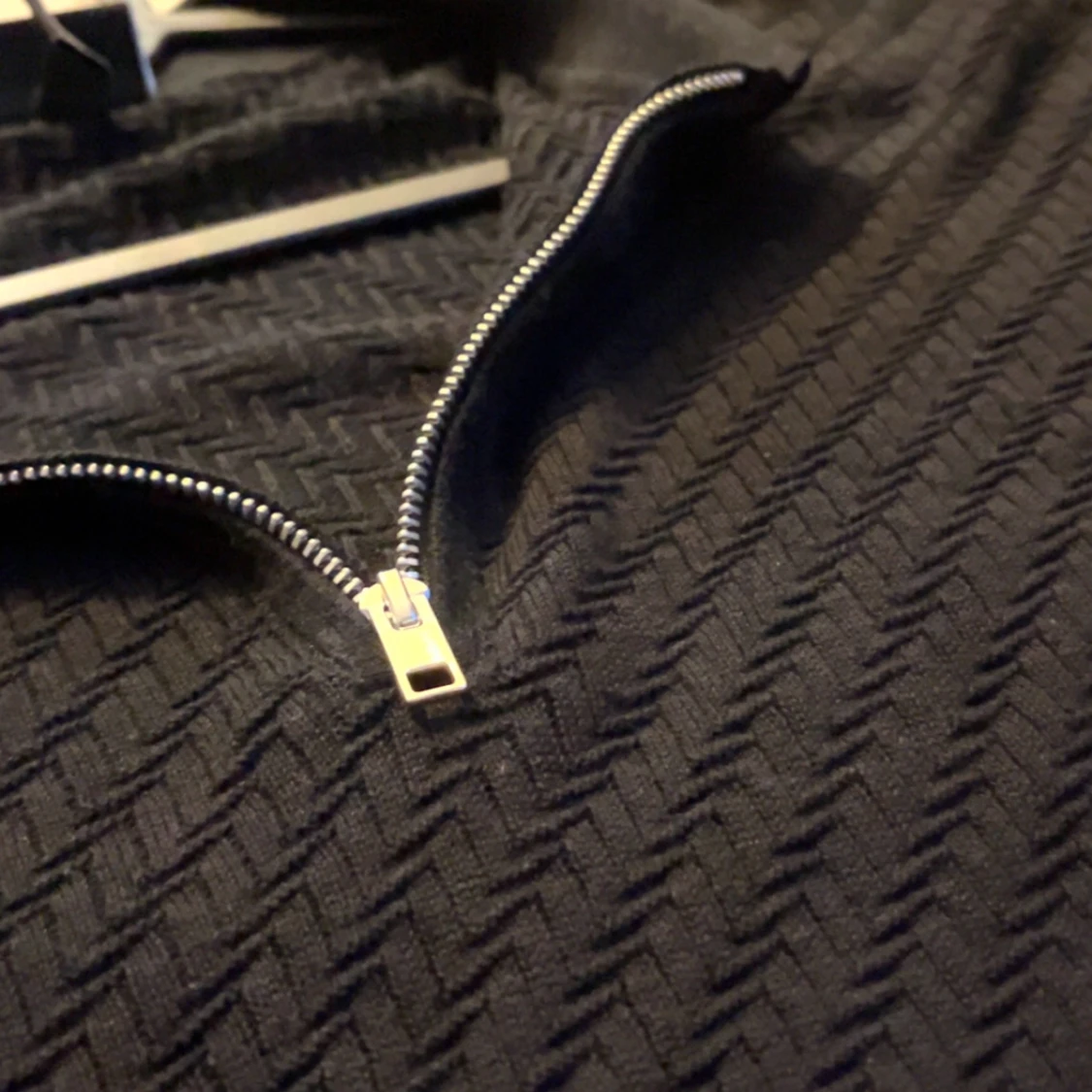 Svart pikétröja med dragkedja - 1