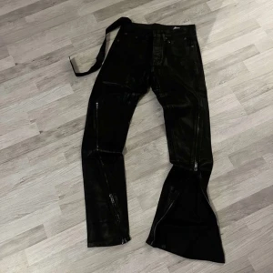 Rick Owens Waxed Detroit Cut Zip Up Jeans - Aldrig använda. Sjukt coola waxade byxor i mycket bra kvalitet. Byxorna skiner mer än vad bilderna visar.