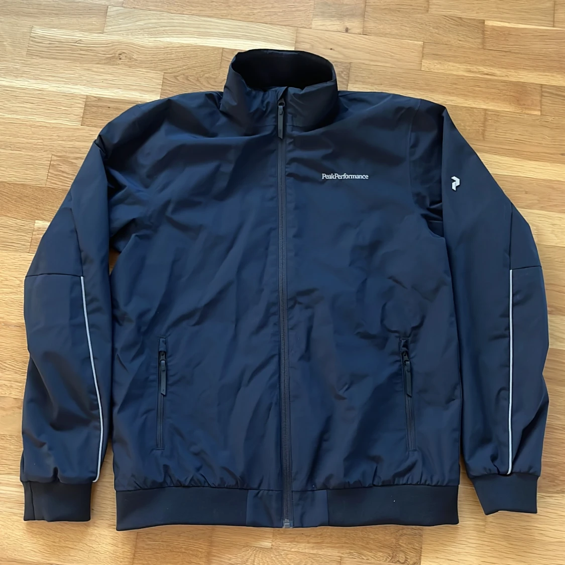Mörkblå vindjacka från Peak Performance