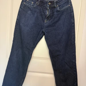 Raw blå jeans från Grunt - Snygga mörkblå jeans från Grunt i modellen Street Loose. Klassisk femficksdesign, raka ben och normal passform. Jeansen är tillverkade i robust denim och har en enkel look utan slitningar eller mönster. Perfekta för dig som gillar en clean och tidlös stil.