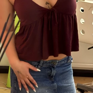 Blå jeanskjol från Subdued XS & vin röd topp från Gina - Säljer en klassisk blå jeanskjol från Subdued som jag köpte för 400kr i storlek XS. Kjolen är kort, har fem fickor, bälteshällor och en söt vin röd topp från Gina i storlek XS som jag köpte för 70kr. Säljer kjolen för 200kr och toppen för 40kr men köper man båda så blir det 220kr ;)