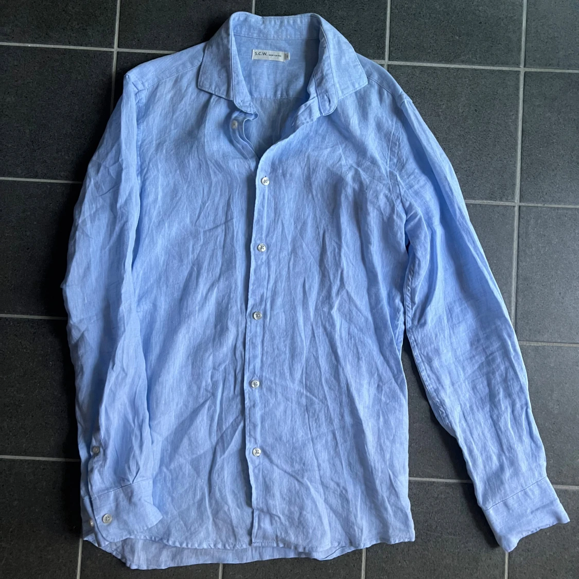 Ljusblå linneskjorta från SCW