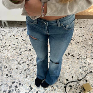 Blåa bootcut jeans med hål - Snygga blå jeans med bootcut-modell. Dom är jätte sköna och upplagda vid benen (går att lägga ner).
