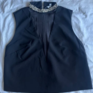 Blus med strasskrage - Säljer denna tröja från H&M edition i storlek L🤗